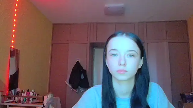 Emilia Light online show from April 15, 2026, 5:36 am