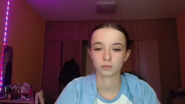 Emilia Light online show from April 27, 2026, 7:39 am