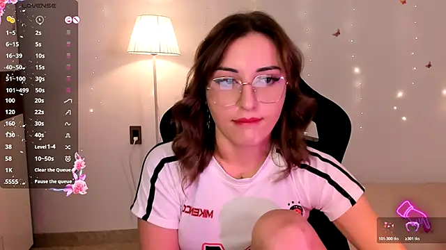 Snapshot of AmyVilvet_ chatting on November 17, 2025, 6:14 pm AmyVilvet online show from November 17, 2025, 6:14 pm