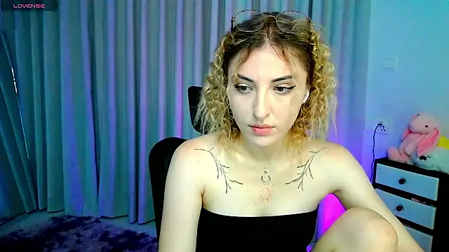 AmyVilvet  online show from March 13, 2026, 9:21 pm