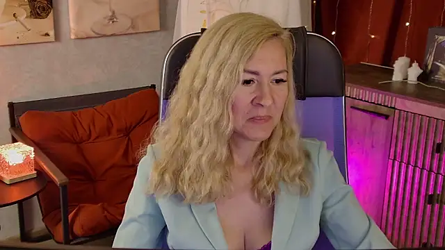 Snapshot of DonnaSmitth chatting on June 15, 2026, 7:49 pm DonnaSmitth online show from June 15, 2026, 7:49 pm
