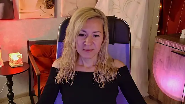 Snapshot of DonnaSmitth chatting on July 1, 2026, 6:40 pm DonnaSmitth online show from July 1, 2026, 6:40 pm