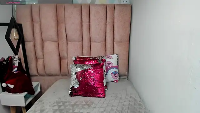 Issa Milf   online show from April 14, 2026, 1:28 pm