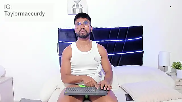 Taylormaccurdy  online show from November 25, 2025, 2:06 pm