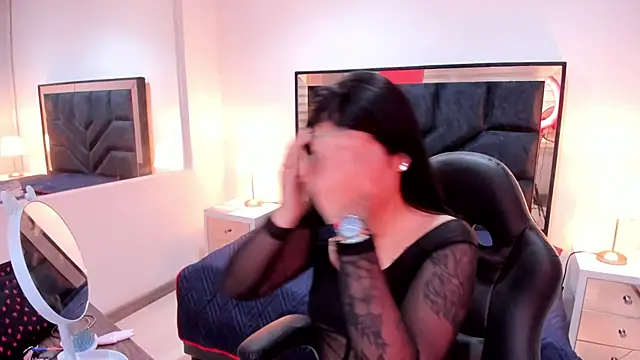 SusanVilla online show from November 12, 2025, 7:35 pm