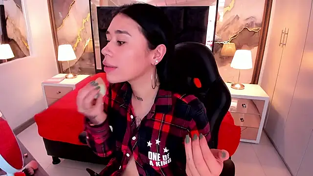 SusanVilla online show from November 26, 2025, 7:37 pm