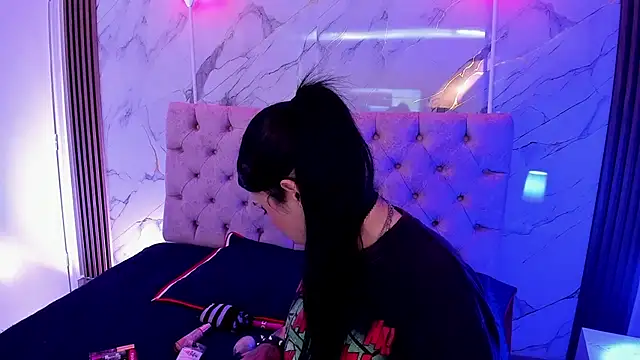 SusanVilla online show from December 18, 2025, 3:29 pm