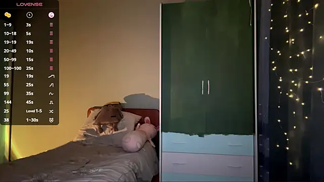 EmiIyKitty online show from December 19, 2025, 6:48 pm