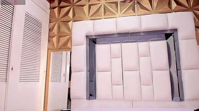 violet milleer online show from October 23, 2025, 7:01 pm