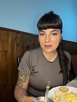 Lucecitalove online show from November 12, 2025, 1:33 pm