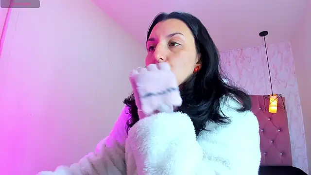 Snapshot of Iris__77 chatting on November 17, 2025, 11:38 am Iris 77 online show from November 17, 2025, 11:38 am