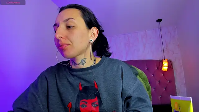 Snapshot of Iris__77 chatting on November 21, 2025, 11:31 am Iris 77 online show from November 21, 2025, 11:31 am