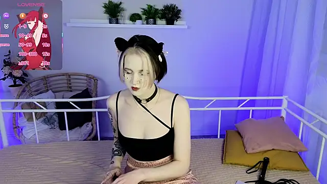 luna son online show from December 14, 2025, 8:24 pm