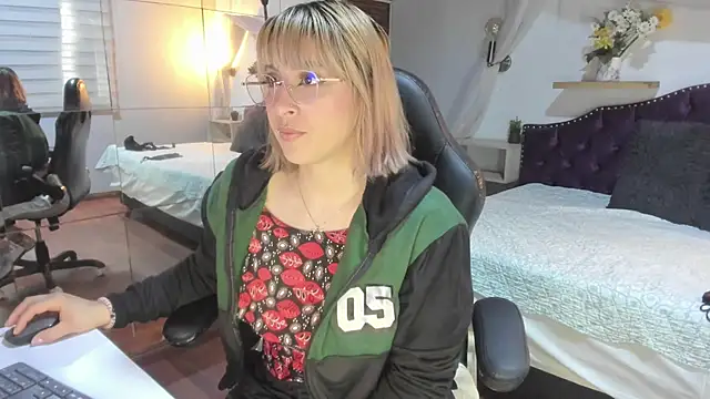 sophialyh 1 online show from March 3, 2026, 12:44 pm