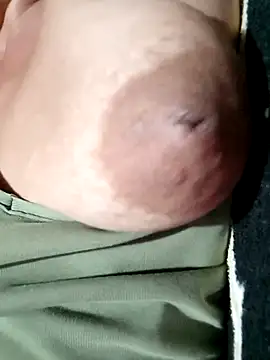 Hotmommax online show from November 2, 2025, 6:21 pm