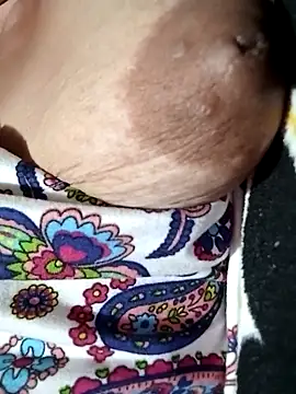 Hotmommax online show from December 5, 2025, 7:21 pm