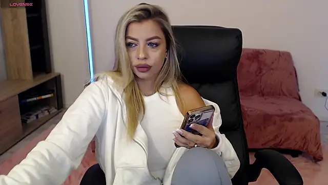 Snapshot of nicole___91 chatting on October 4, 2025, 5:55 pm nicole 91 online show from October 4, 2025, 5:55 pm