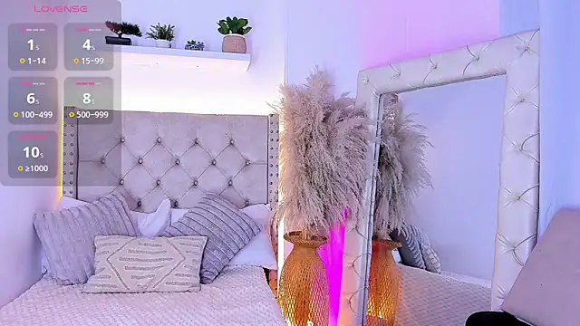 mia juicy  online show from October 28, 2025, 1:09 am