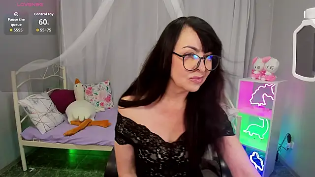 Snapshot of LindaRomero chatting on November 6, 2025, 10:05 am LindaRomero online show from November 6, 2025, 10:05 am