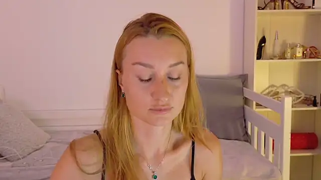 MysticRoxanne online show from October 1, 2025, 7:42 pm