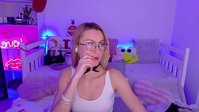 MysticRoxanne online show from December 3, 2025, 7:27 am