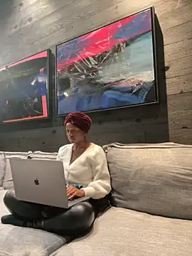 Snapshot of tia___fox chatting on November 8, 2025, 10:15 am tia fox online show from November 8, 2025, 10:15 am