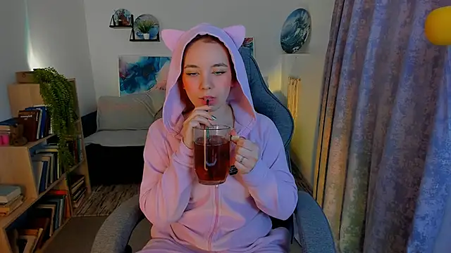 MarcelineChi online show from December 22, 2025, 12:02 pm