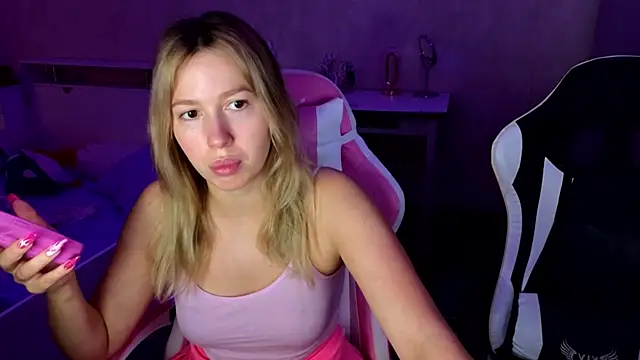 stefany and bettany online show from November 13, 2025, 11:42 am