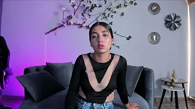 cloe taylor   online show from November 23, 2025, 1:33 pm