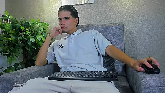 Axelwiliams online show from November 17, 2025, 5:46 am