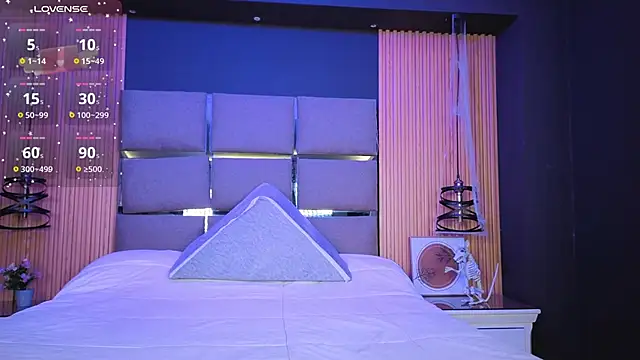 Emily Roberts9 online show from November 14, 2025, 11:31 am