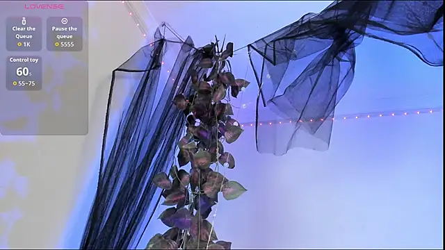 Snapshot of Shinny_Crystal chatting on October 22, 2025, 1:33 pm Shinny Crystal online show from October 22, 2025, 1:33 pm