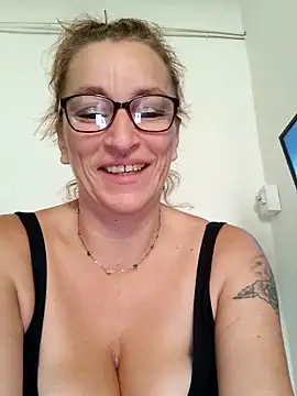 Fifi83Bell online show from October 10, 2025, 8:46 am