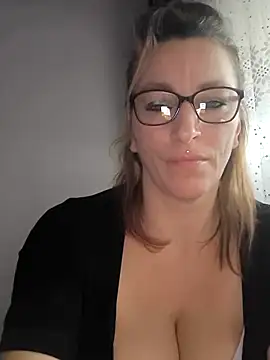 Snapshot of Fifi83Bell chatting on February 13, 2026, 2:13 pm Fifi83Bell online show from February 13, 2026, 2:13 pm