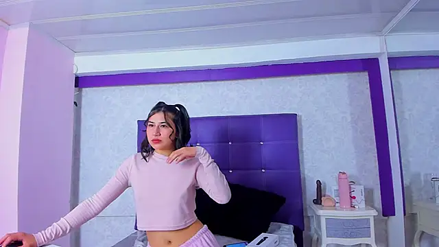 LeaMoreau22 online show from November 16, 2025, 12:22 pm