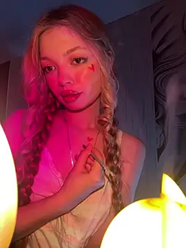  Siennaaa  online show from March 28, 2026, 7:35 pm