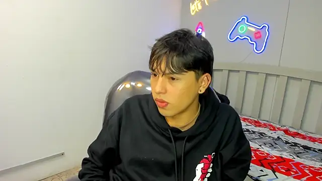 StiwenTwink online show from October 24, 2025, 1:18 pm