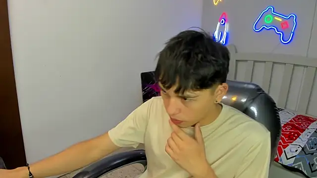 StiwenTwink online show from November 12, 2025, 2:06 pm