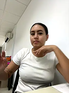 Sofi kim  online show from October 28, 2025, 5:48 pm