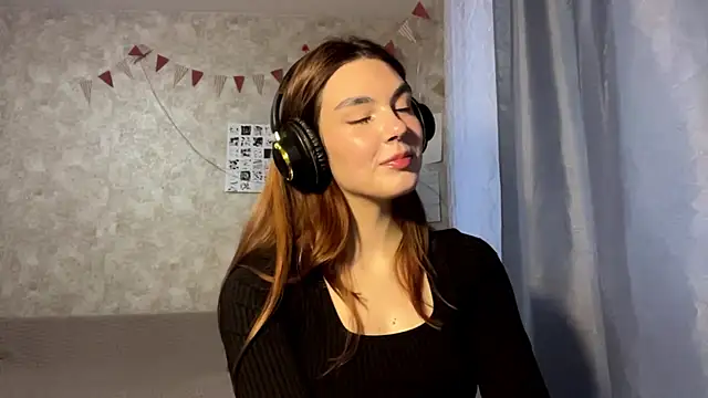 TeresitaLish online show from October 9, 2025, 2:37 pm