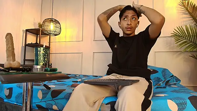 fkenneth macias online show from October 17, 2025, 3:42 am