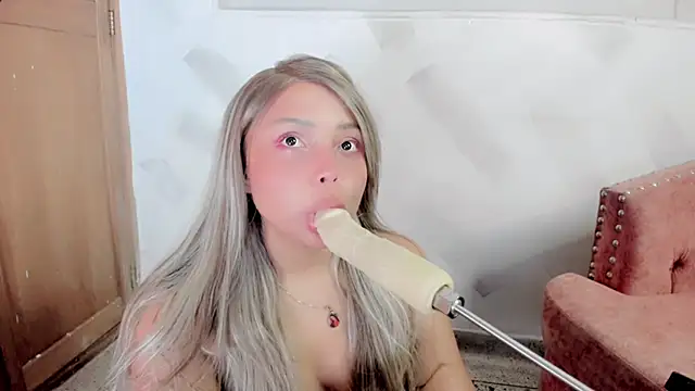 Snapshot of Molly_Logan chatting on February 22, 2026, 8:18 pm Molly Logan online show from February 22, 2026, 8:18 pm