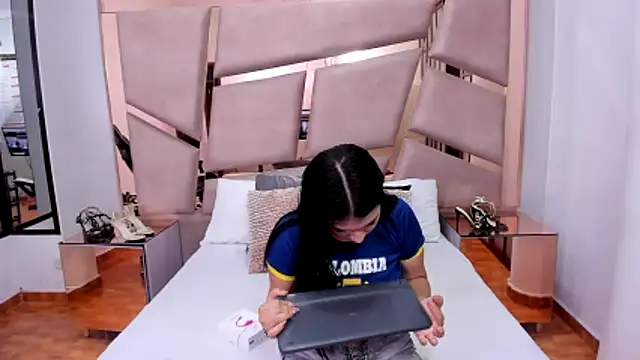 ValentineRouse online show from November 27, 2025, 7:27 pm