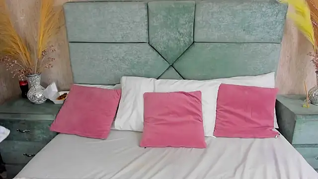 Clohe Bell online show from October 25, 2025, 8:03 pm