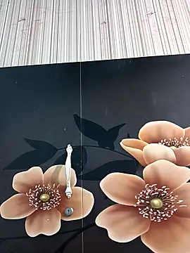 tulip-bae online show from October 6, 2025, 3:20 pm