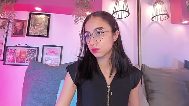 Alana Martinez  online show from October 29, 2025, 1:13 pm