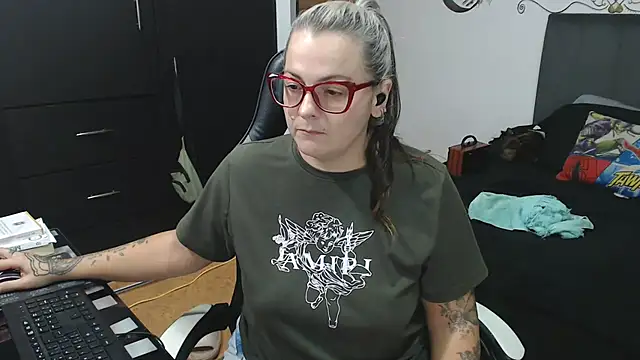 perlagoloza05 online show from October 30, 2025, 3:19 am