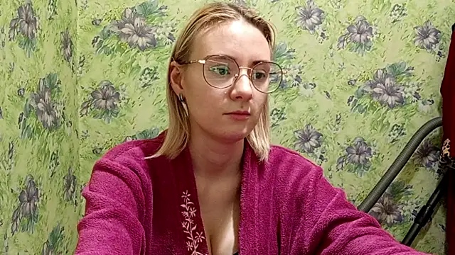 Snapshot of _SwimmyGrl_ chatting on October 23, 2025, 1:21 pm  SwimmyGrl  online show from October 23, 2025, 1:21 pm
