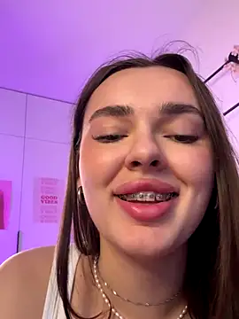 JenniferLouns online show from October 22, 2025, 12:49 pm