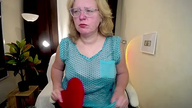 VestaWoody online show from October 8, 2025, 6:11 am